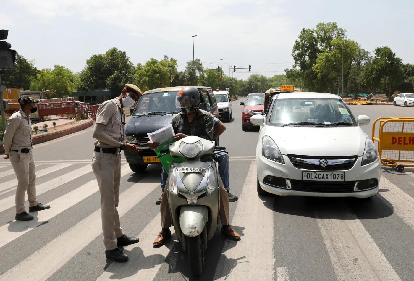 Prawie 300 tysięcy zakażeń dziennie. Ponury rekord w Indiach