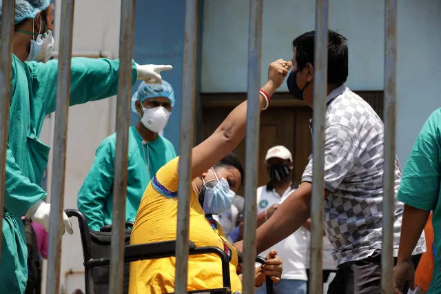 Dramatyczna sytuacja w Indiach. Kolejne kraje zapowiadają pomoc medyczną