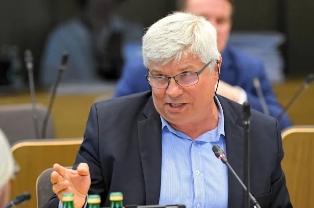 KO i Lewica żądają rozwiązania podkomisji smoleńskiej. "Macierewicz jest jak kleszcz"