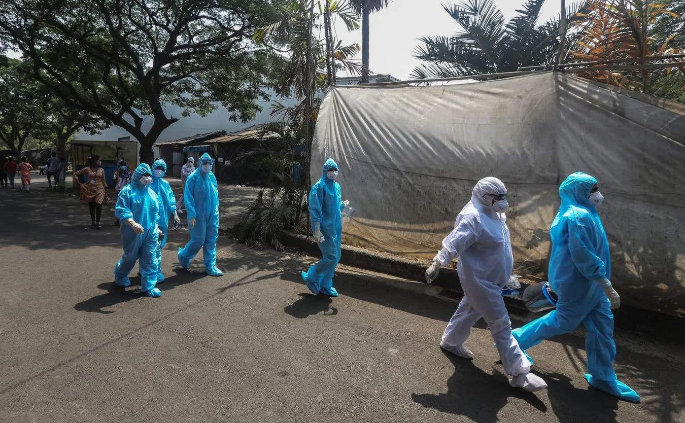 Świat izoluje się od Indii. Polska na razie nie