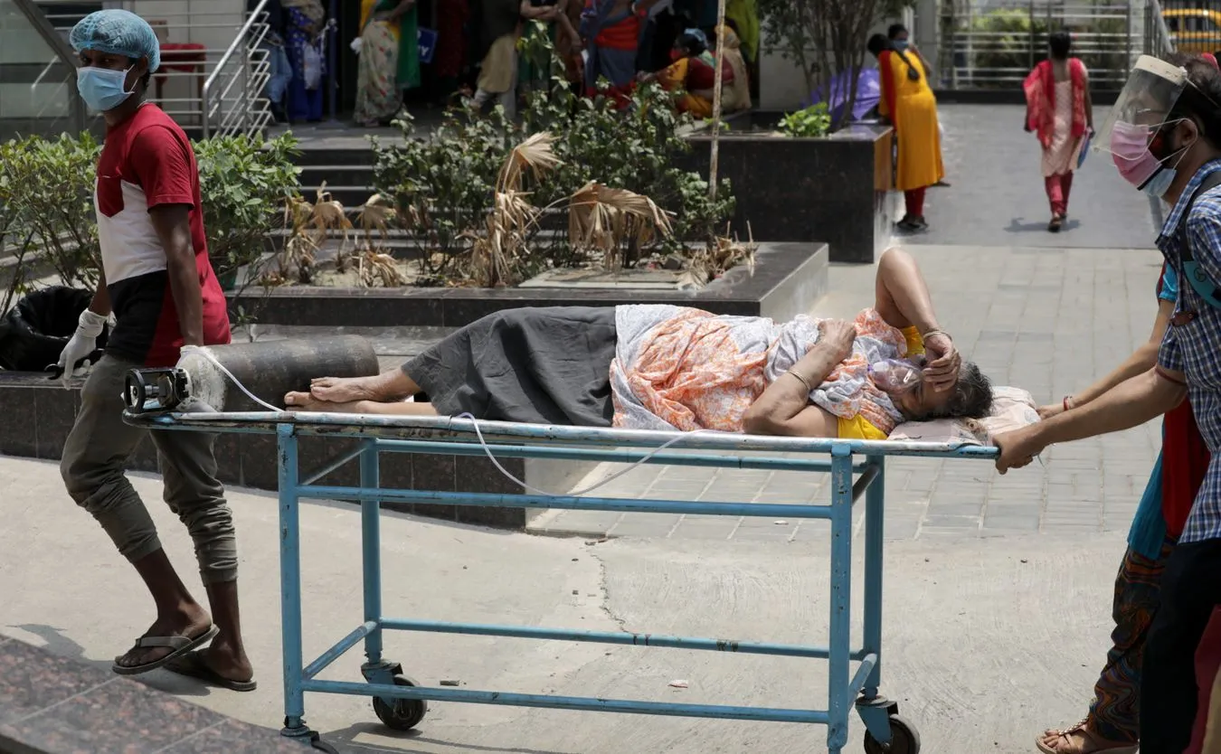 Dramat w Indiach. Krematoria są przeciążone, powstają stosy pogrzebowe [WIDEO]