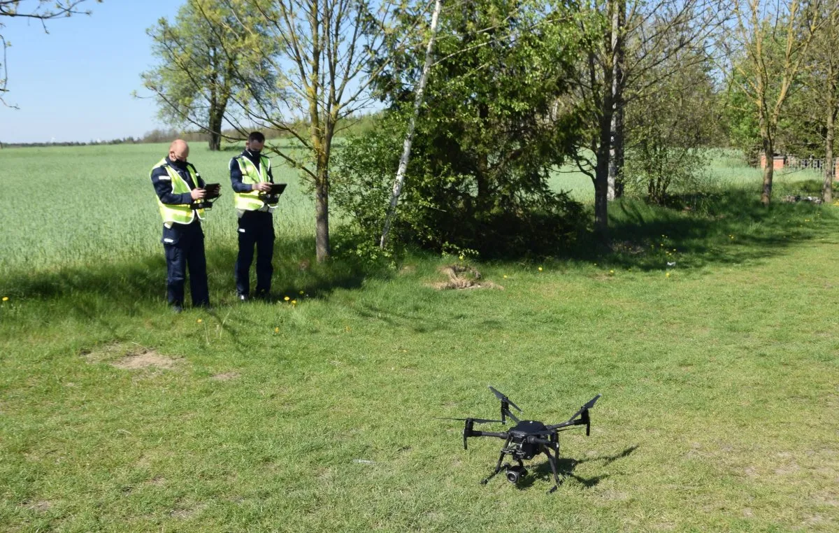 dron-w-sluzbie-policji-37143025.jpg