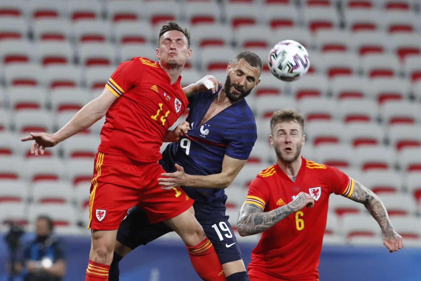 Benzema po pięciu latach znów zagrał w kadrze Francji i zmarnował rzut karny