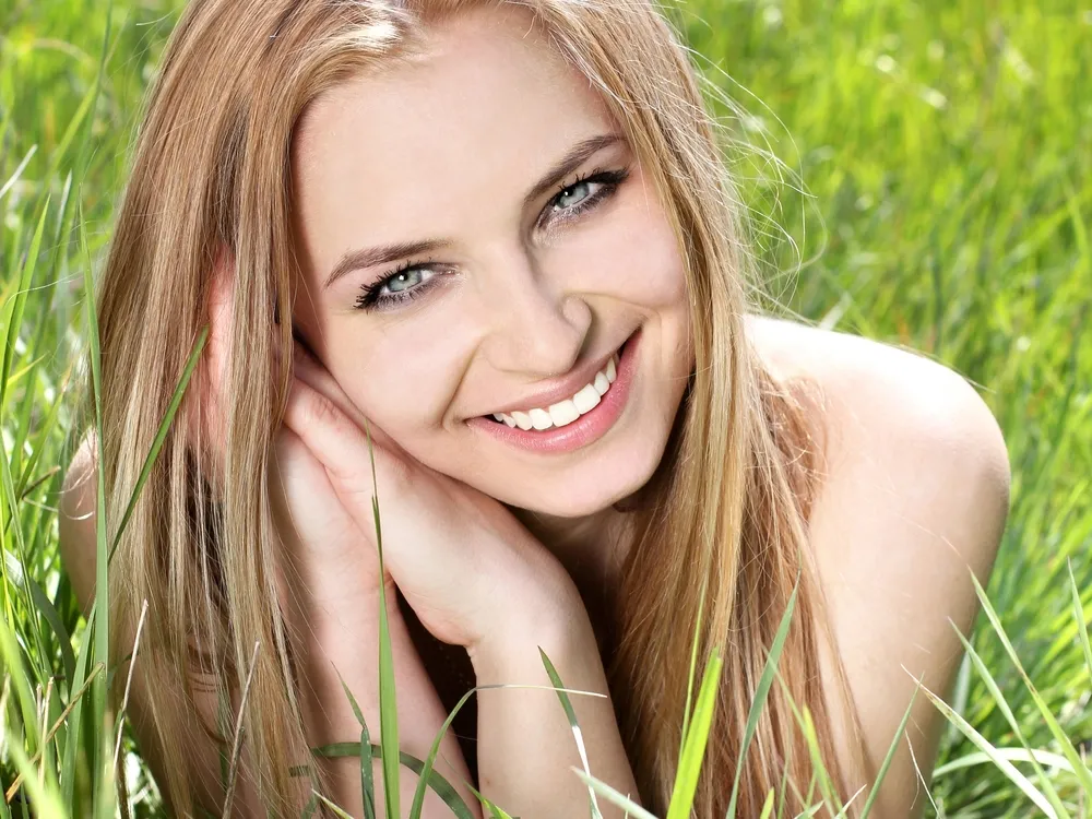 Cieszysz się, że letnie słońce rozjaśnia włosy? Lepiej TO przeczytaj!