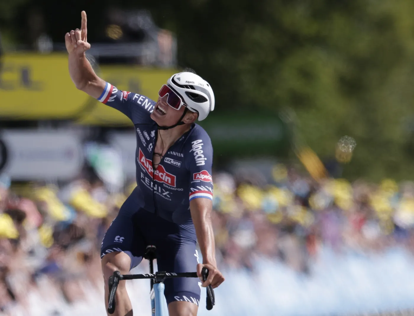 Tour de France: Mathieu van der Poel na czele 2. etapu