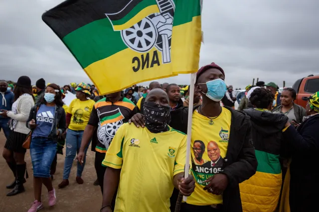 Podpalane ciężarówki, plądrowane sklepy. Zamieszki w RPA po aresztowaniu Zumy