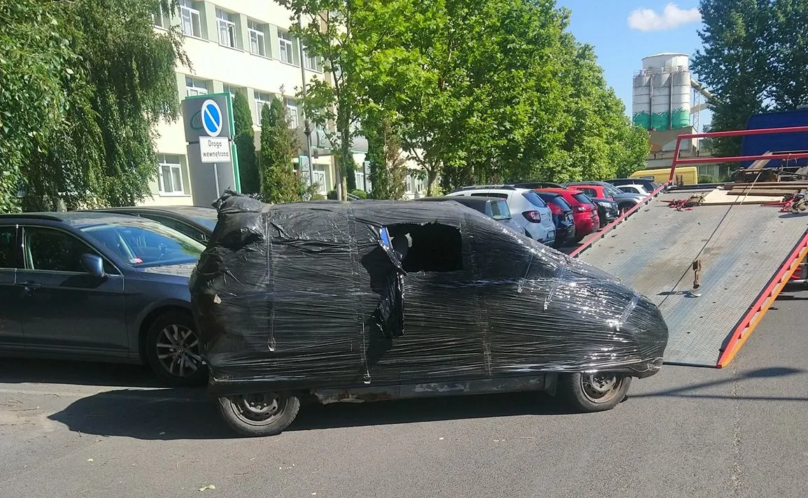 Zafoliowany samochód odholowany i ponad 1000 zł kary. Straż miejska nie miała litości