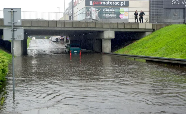 Kraków miejscami pod wodą. Obowiązuje pogotowie przeciwpowodziowe