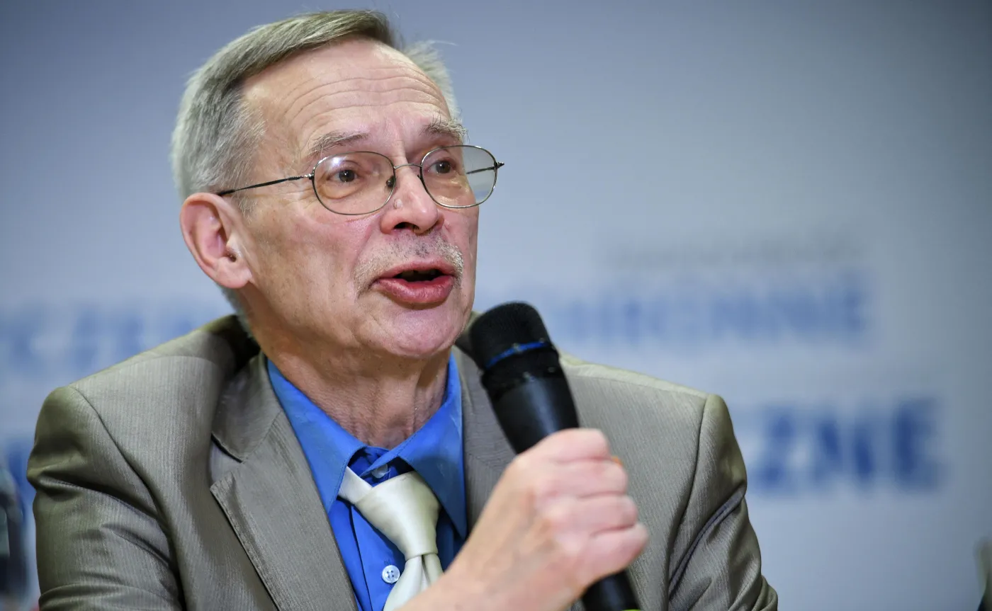Prof. Gut stawia na model francuski: Niezaszczepieni powinni dostać "szlaban"