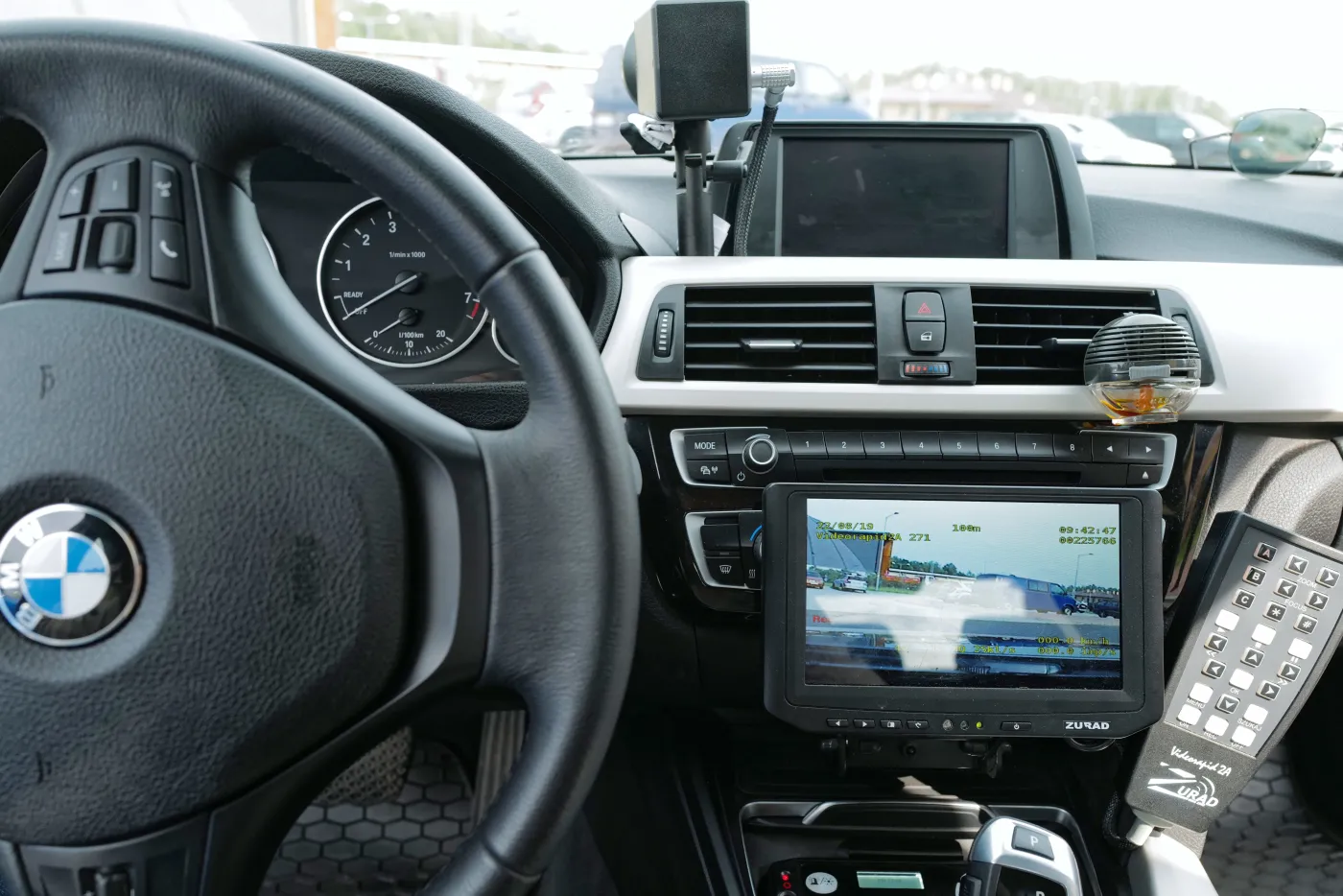 Gnał prawie 250 km/h.  Nie wierzył, że dogonił go radiowóz [WIDEO]