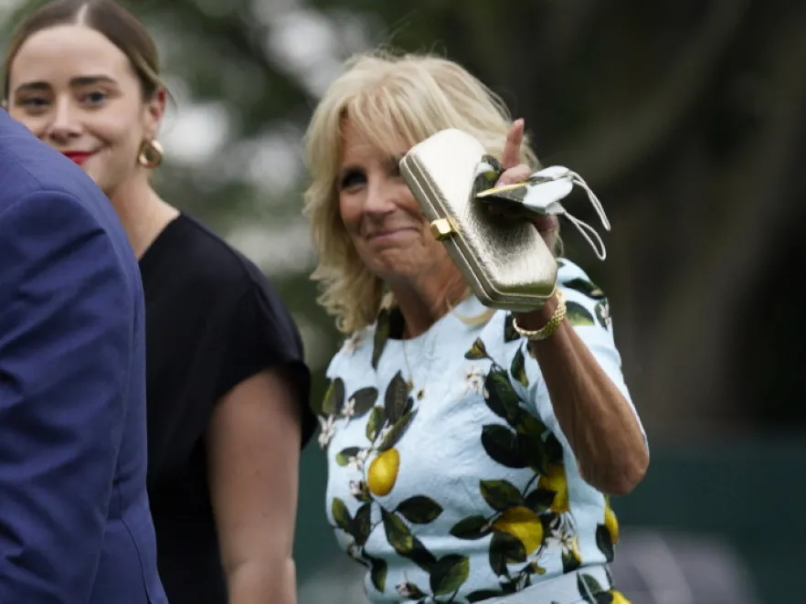 Cytrynoszał: BARDZO wyraziste printy na sukience 70-letniej Jill Biden. Przesadziła?