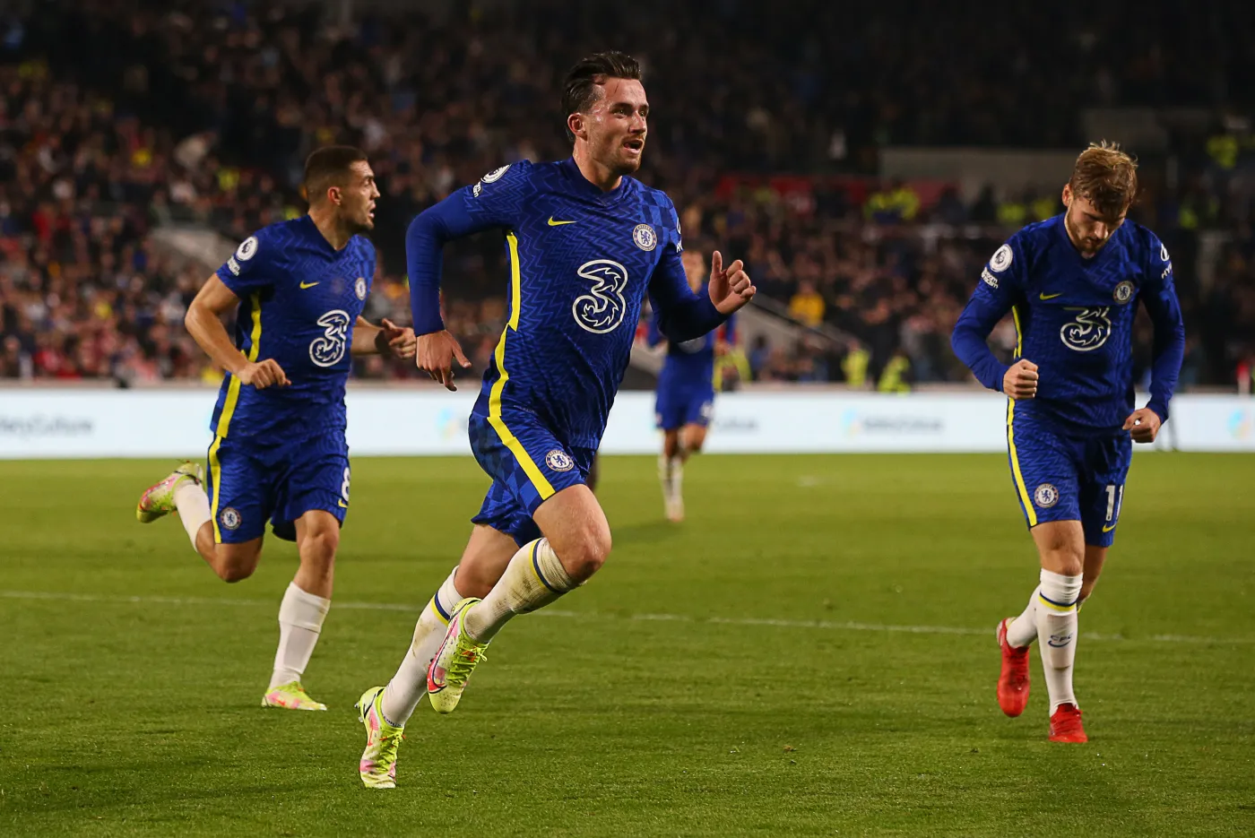 Piłkarz Chelsea Londyn Ben Chilwell (C) celebruje bramkę strzeloną w wyjazdowym spotkaniu ligi angielskiej przeciwko Brentford