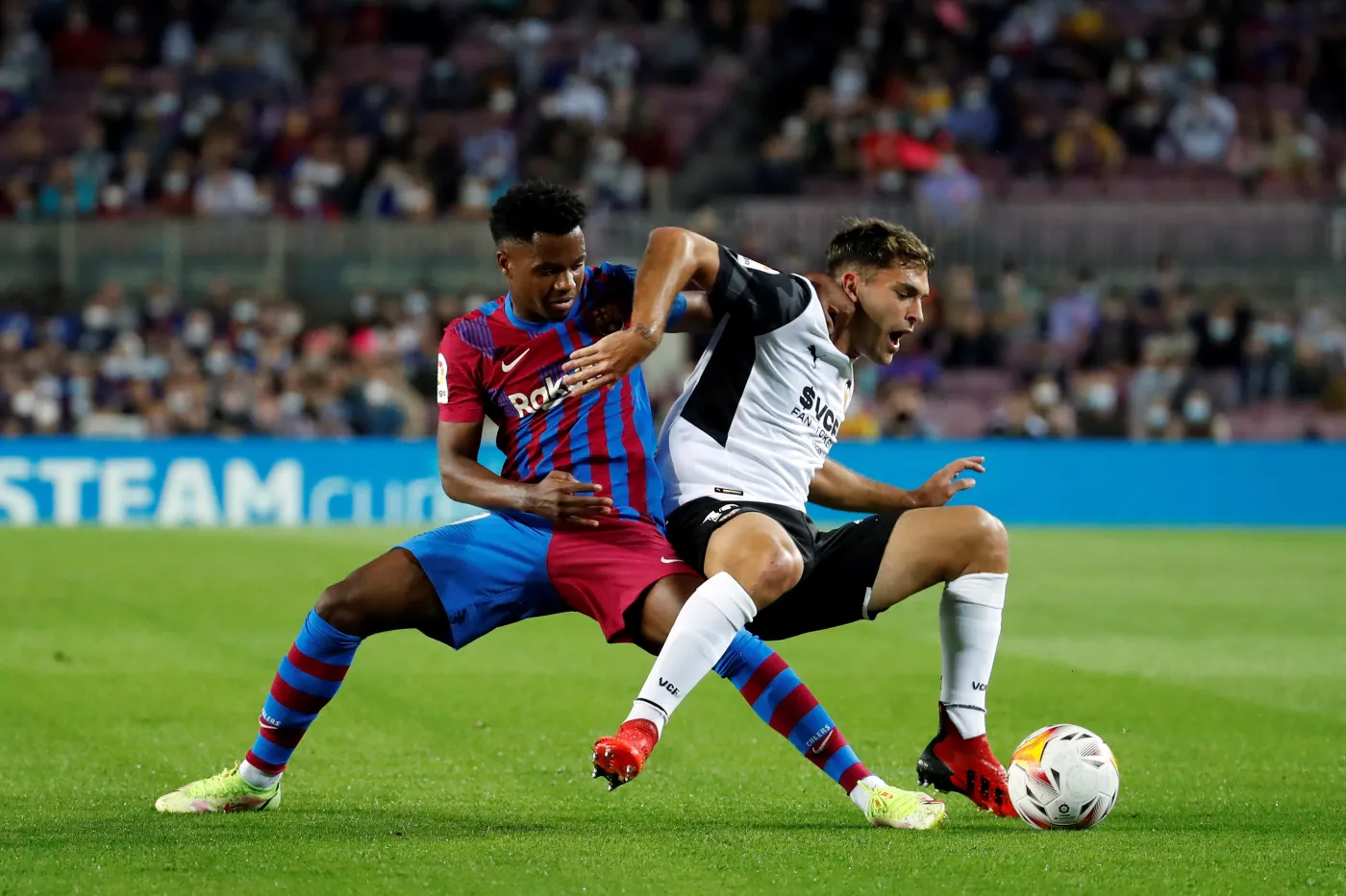 Barcelona lepsza w hicie 9. kolejki. Real Sociedad liderem [WIDEO]