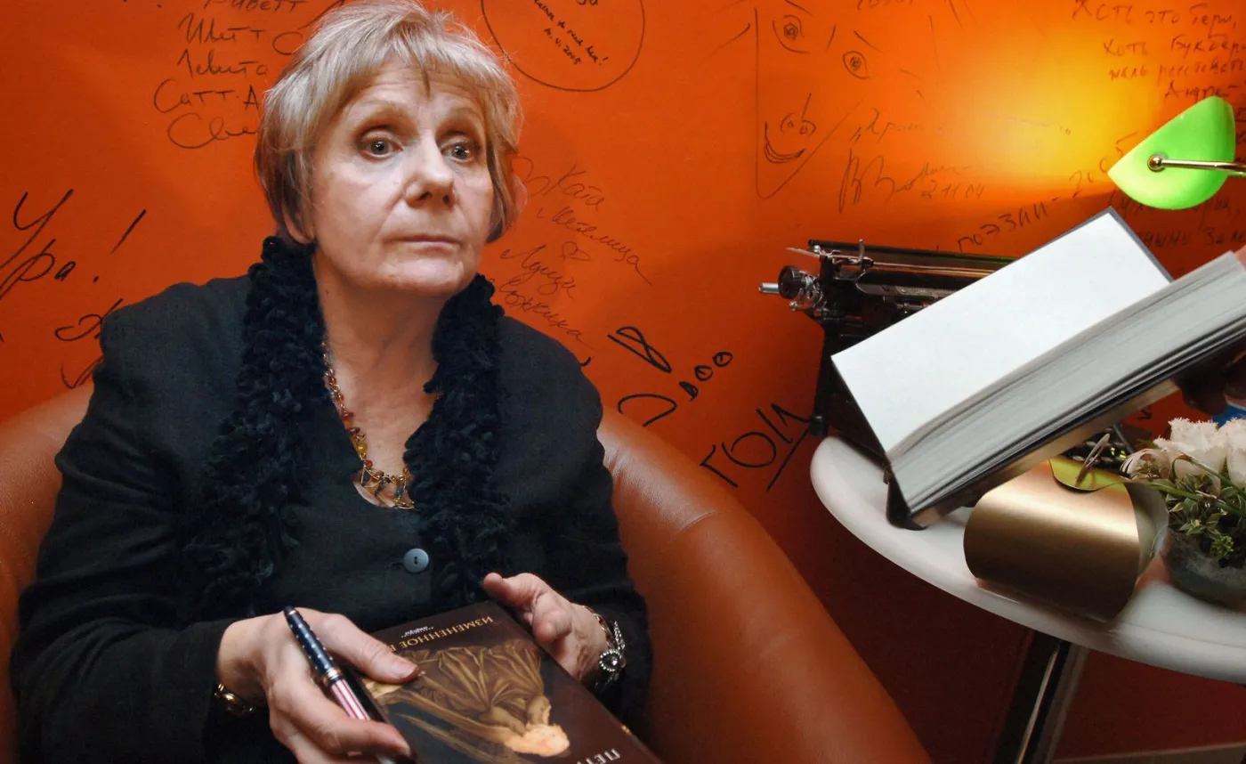 Pisarka Ludmiła Pietruszewska zwraca nagrodę otrzymaną od Putina