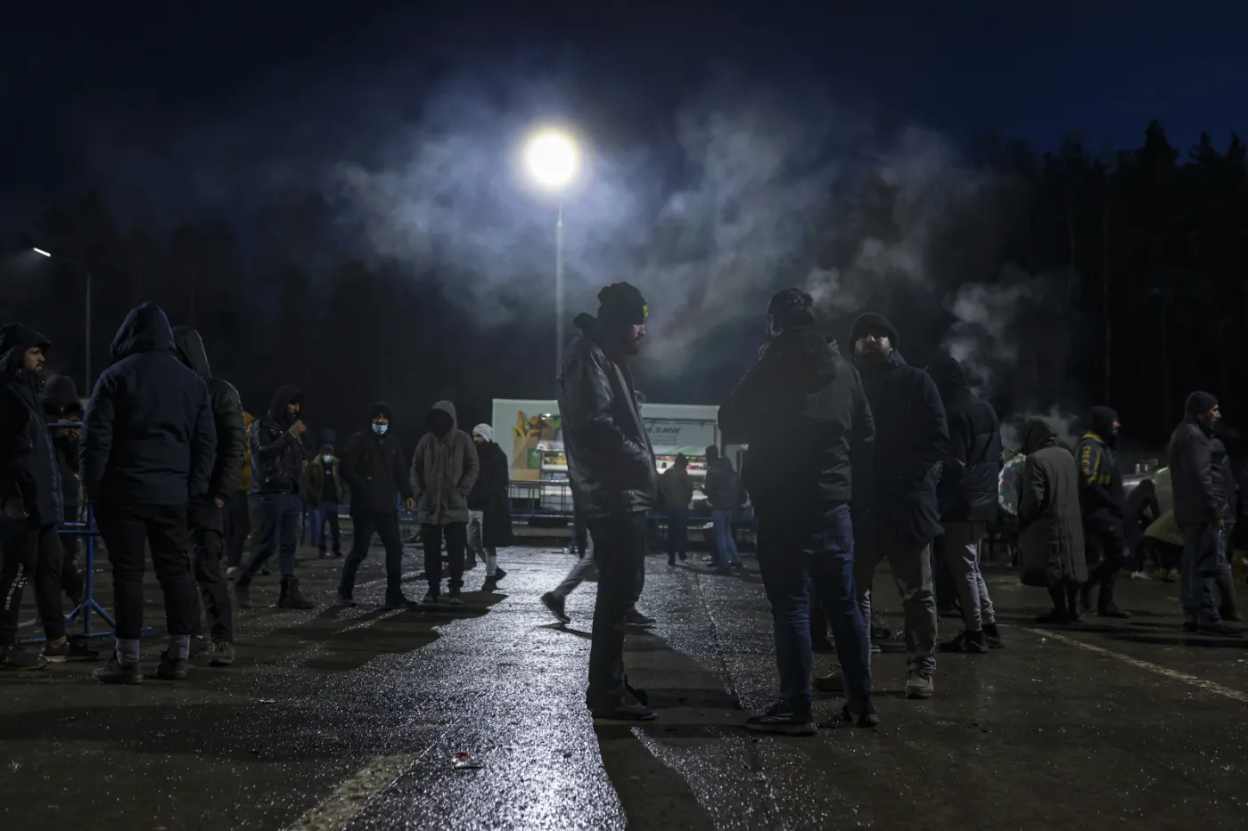 Migrant płynął rzeką przez 6 dni? "Dotarł na piechotę z Afganistanu w towarzystwie kota"