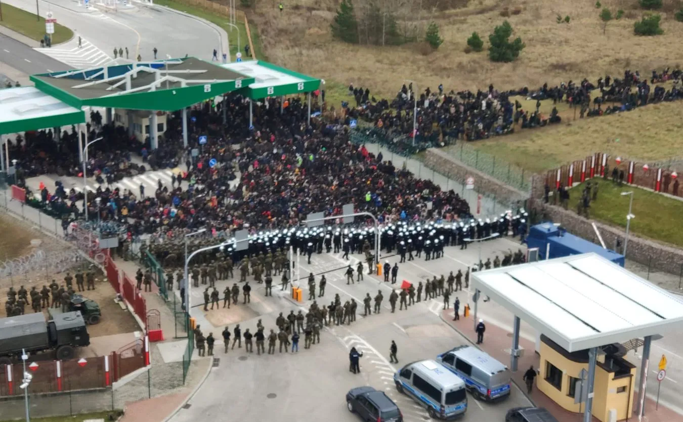Migranci tłoczą się przy przejściu granicznym Bruzgi-Kuźnica. NAGRANIE