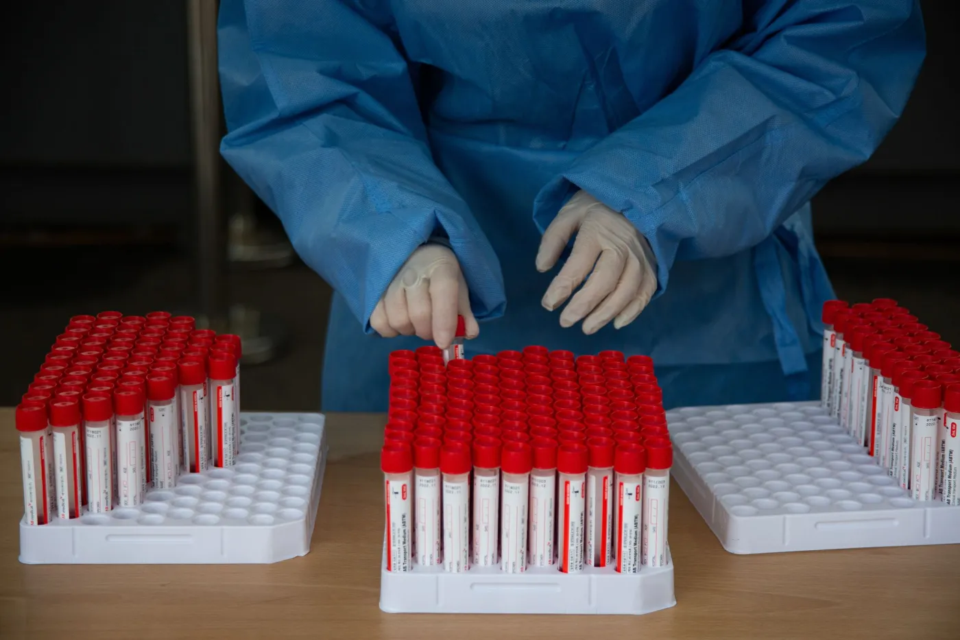 Omikron w Singapurze. Dwa przypadki u kobiet zaszczepionych trzecią dawką