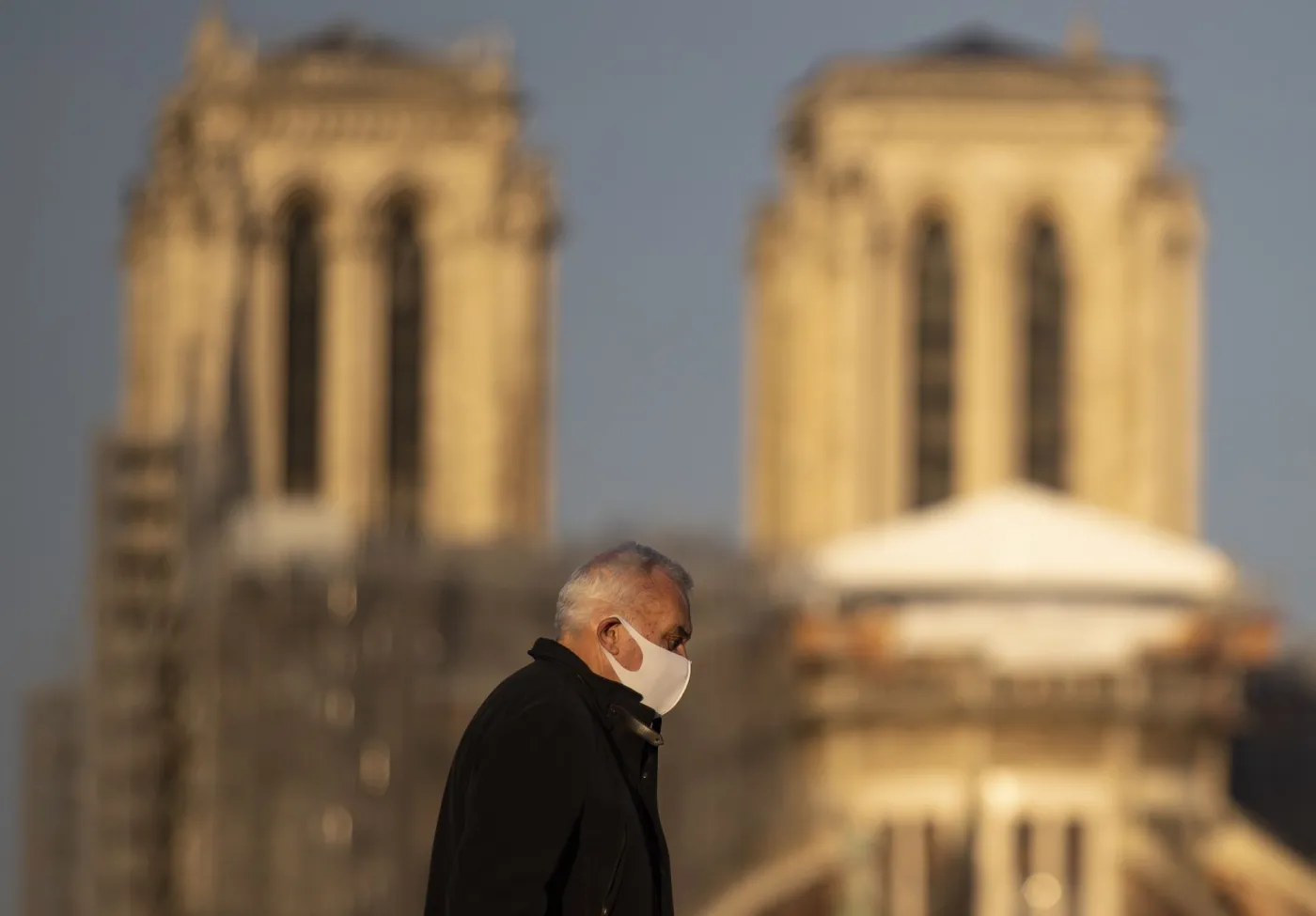 Szef paryskich szpitali ostrzega: Czeka nas szósta fala epidemii