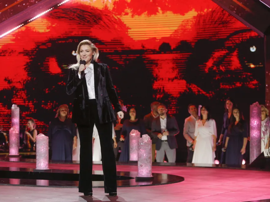 Status 40+ jej służy! Katarzyna Cerekwicka w rewelacyjnej formie na koncercie TVP. FOTO