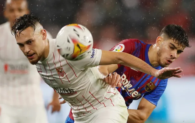 Barcelona zagrała dla Realu Madryt. Urwała punkty Sevilli [WIDEO]