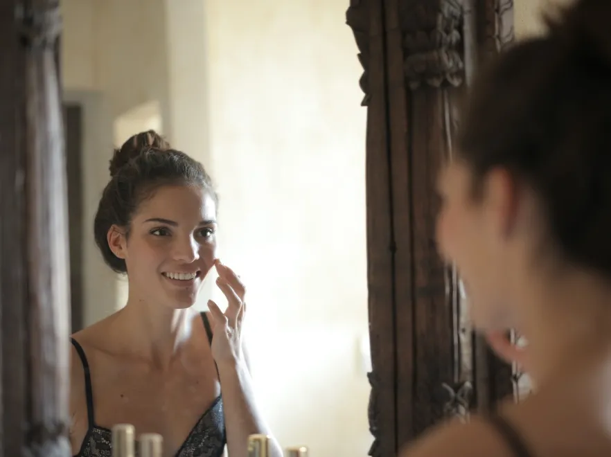 Płeć robi różnicę: Czy i czego z męskiej kosmetyczki mogą używać kobiety?