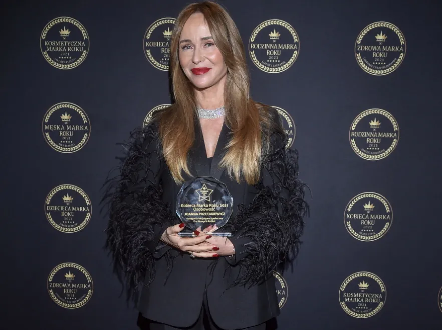 Czy na pewno TO chciano osiągnąć? Makijaż zmienił Joannę Przetakiewicz w kogoś innego. FOTO