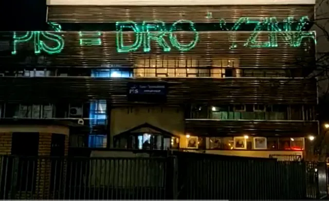 Koalicja Obywatelska wyświetliła napis na siedzibie PiS