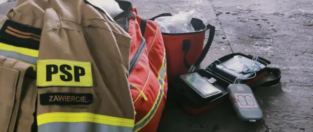 Kobieta osunęła się na ziemię przed komendą PSP. Strażacy ruszyli na pomoc