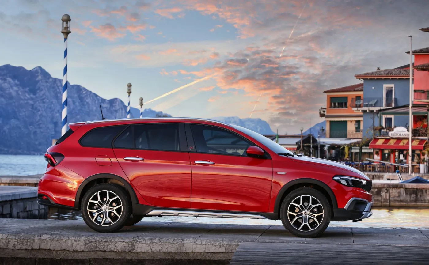 Fiat Tipo Cross kombi wjeżdża do Polski. Nie tylko bagażnik robi różnicę