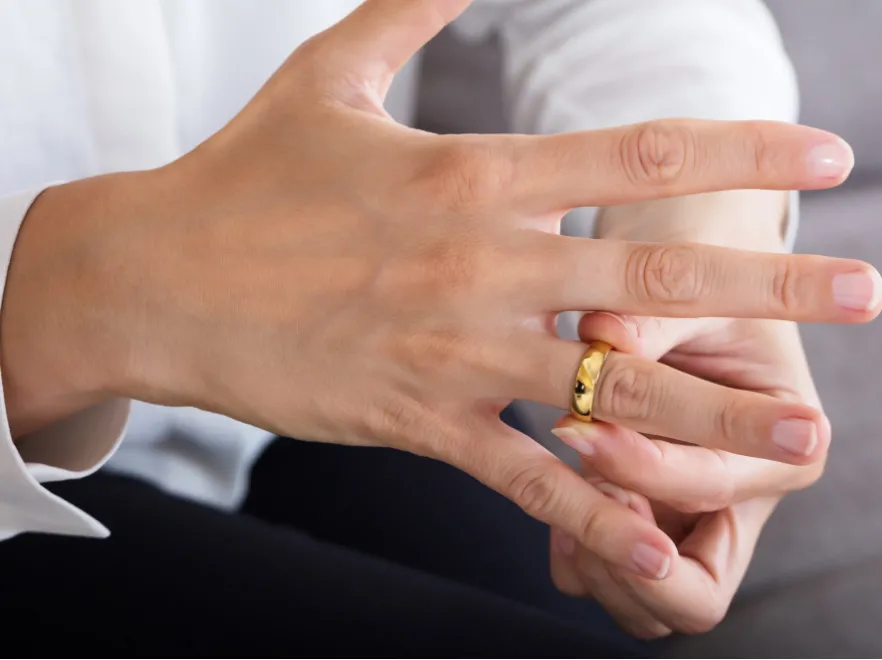 Rozwiedziona już nie znaczy gorsza. TAK dziś postrzegamy "wolność z odzysku"