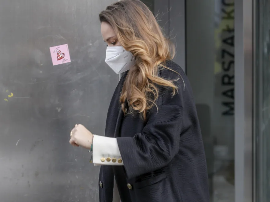 Minimum ozdobników - maksimum dobrego stylu: Zimowa elegancja Alicji Bachledy-Curuś. FOTO