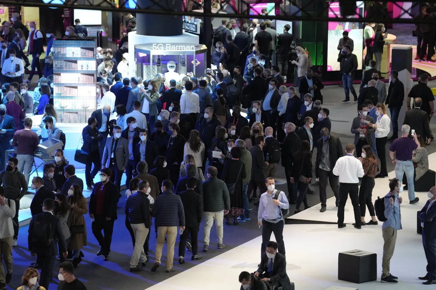 Robot-barman, wirtualna kolejka górska... Oto najciekawsze pomysły z targów MWC