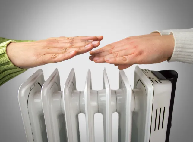 Europejczycy marzną w swoich mieszkaniach przez wysokie rachunki za ogrzewanie