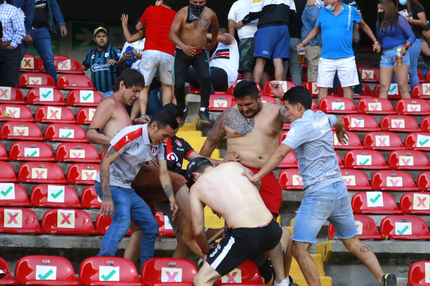 Zamieszki na stadionie w Meksyku. 26 osób poważnie rannych [WIDEO]