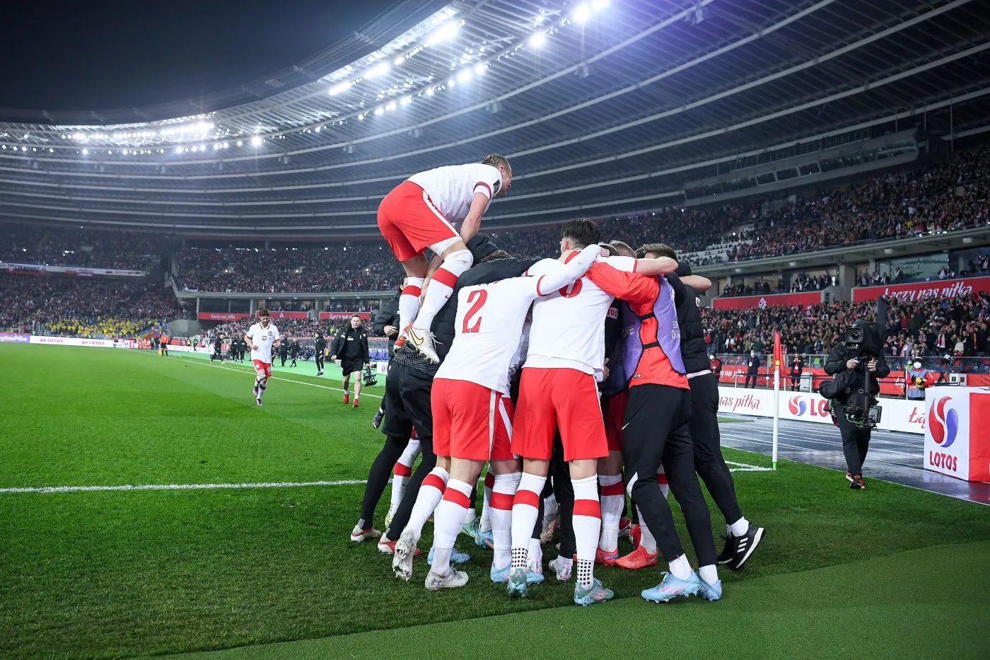 Radość piłkarzy reprezentacji Polski po bramce zdobytej przez Piotra Zielińskiego podczas finałowego meczu barażowego ze Szwecją o awans do piłkarskich mistrzostw świata