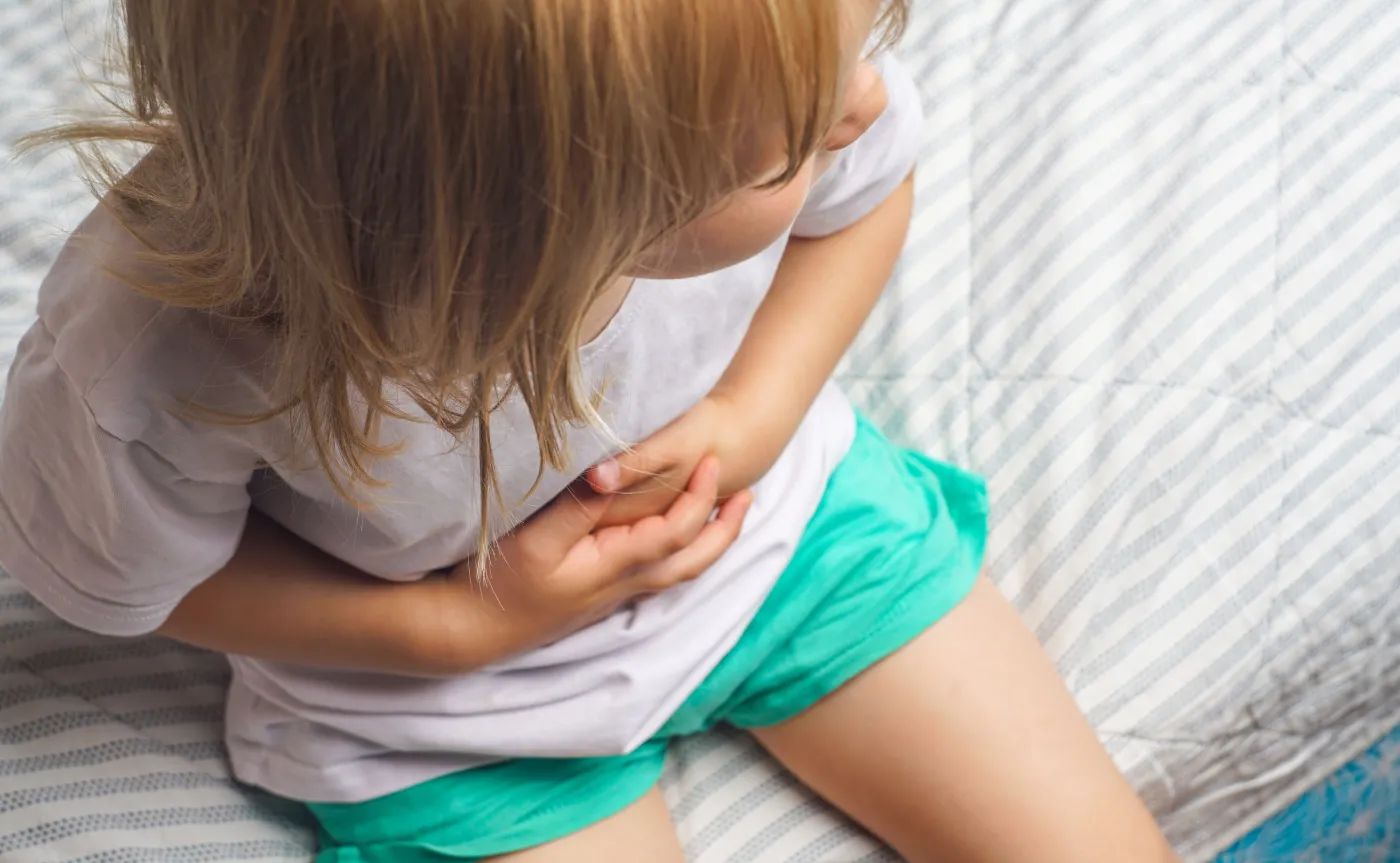 Urolodzy: Dzieci coraz częściej chorują na kamicę nerkową. OBJAWY