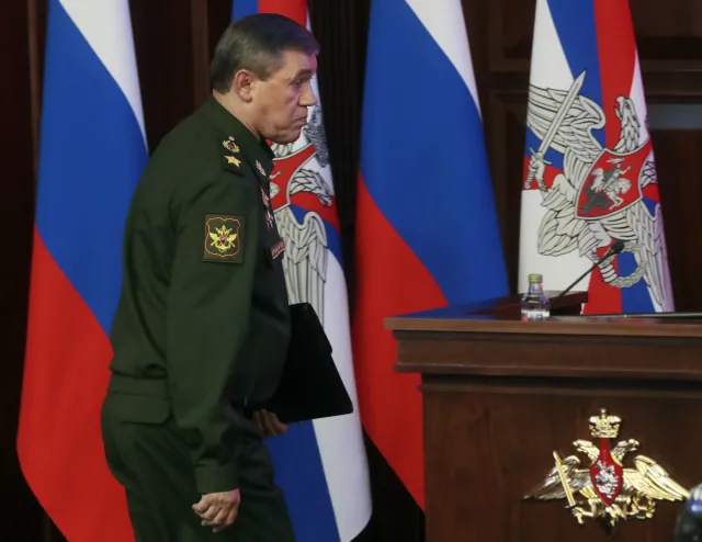 Gen. Gierasimow wielkim nieobecnym na paradzie w Moskwie. "Wojskowi tej rangi..."