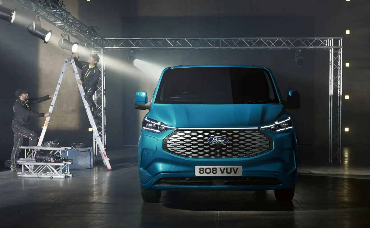 ford-etransit-custom-37451446.jpg