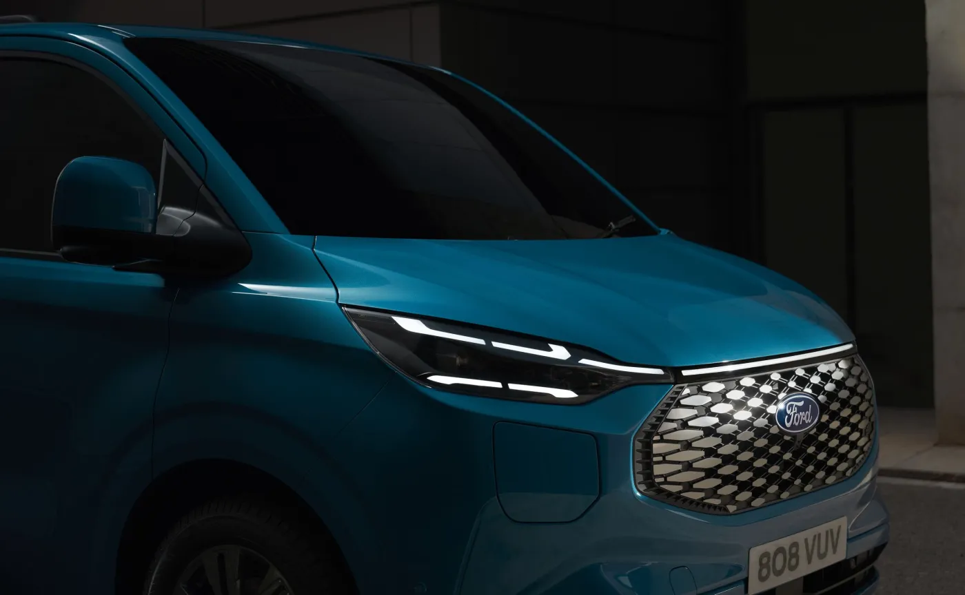 Ford E-Transit Custom ujawniony. Zasięg trzy razy większy niż potrzeba