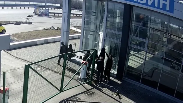 Rosyjscy żołnierze strzelają w plecy cywilom. CNN publikuje WIDEO