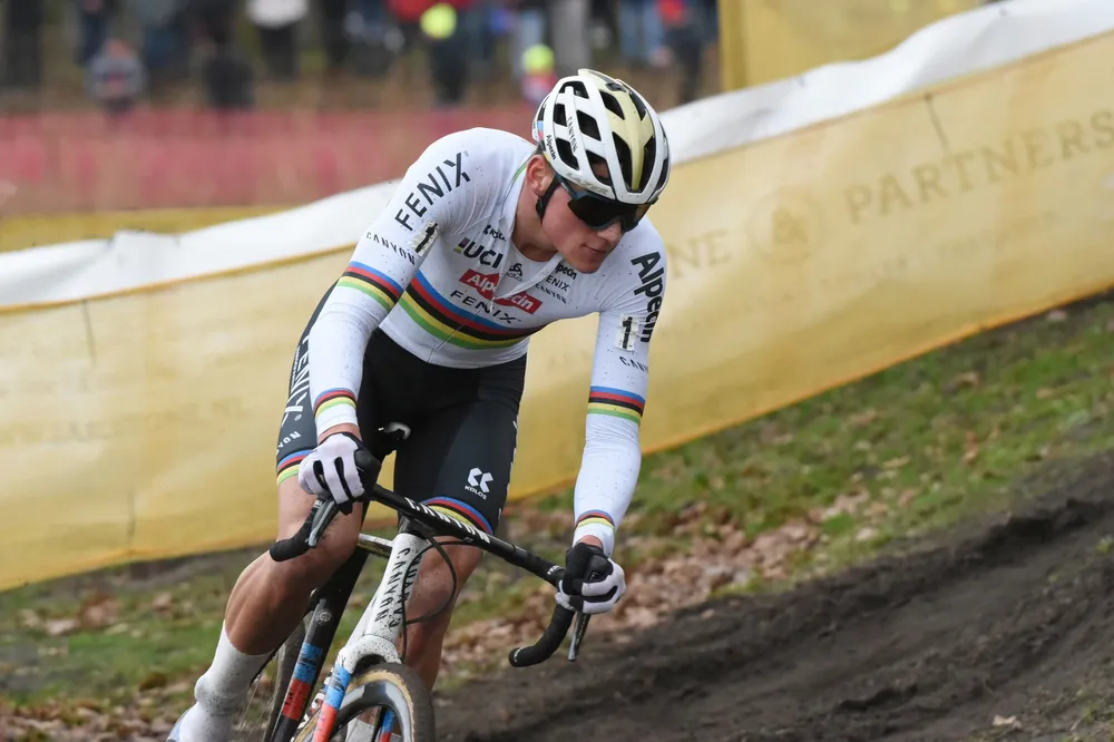 Mathieu van der Poel triumfatorem pierwszego etapu Giro d'Italia