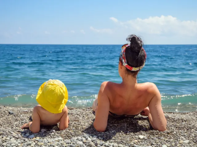 Nie masz pewności, czy dziecko powinno się opalać? Zdanie lekarzy jest jednoznaczne. Warto je znać...