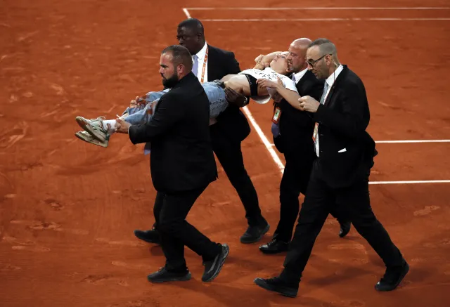 Kobieta przerwała półfinał French Open. Wbiegła na kort i przywiązała się do siatki