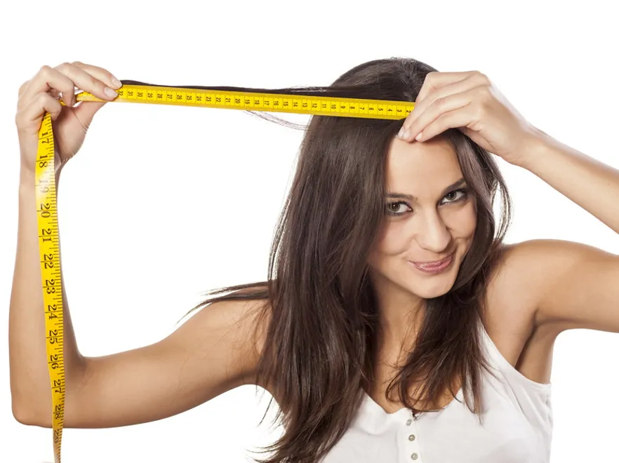 Kobieta mierzy włosy.