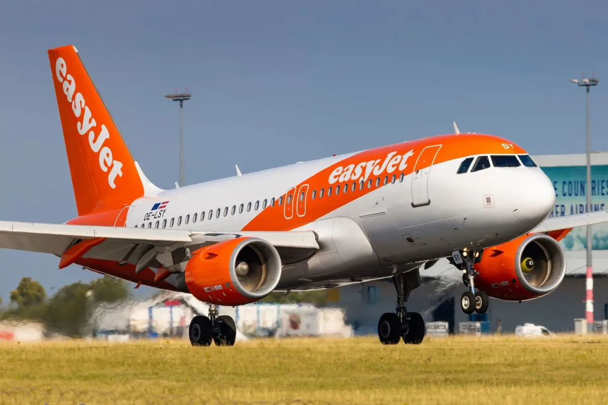 Brytyjskie linie lotnicze easyJet usuwają siedzenia w samolotach. Powód?