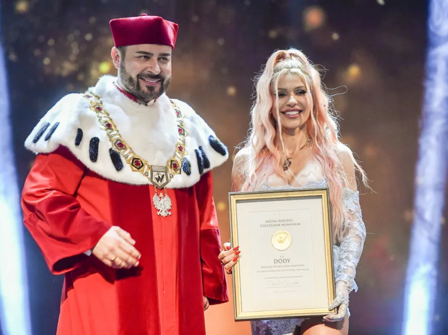 Doda gwiazdą ważnego wydarzenia uczelnianego. Dopasowanie wyglądu do okoliczności umiarkowane... FOTO