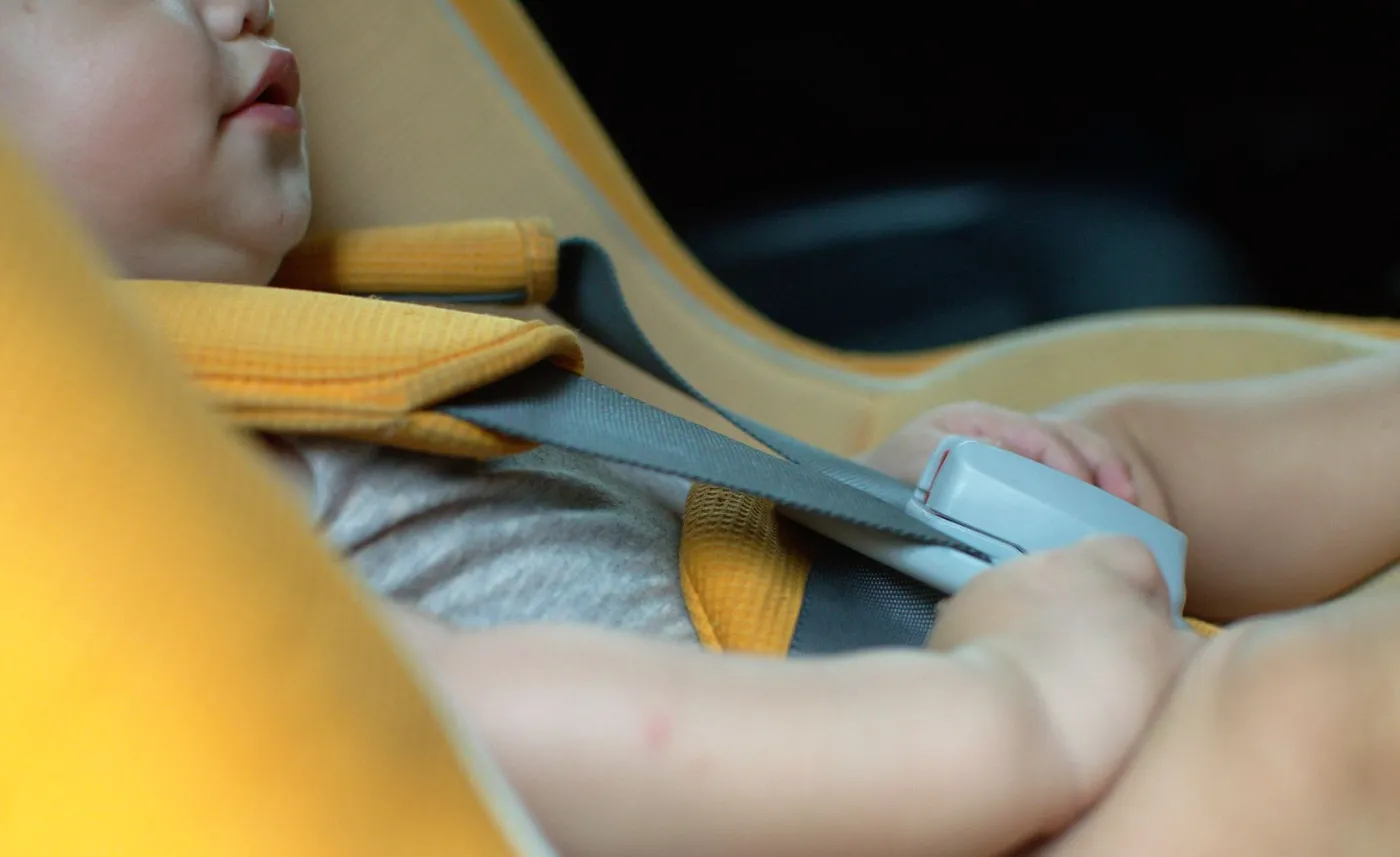 Zostawili dzieci w zamkniętym samochodzie w pełnym słońcu. Interweniowała policja