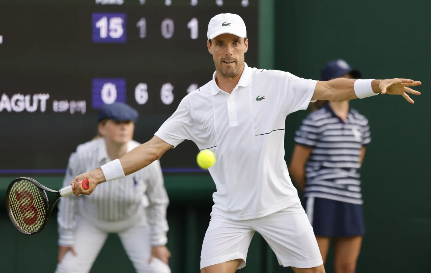 Roberto Bautista-Agut poza Wimbledonem. Wyeliminował go koronawirus