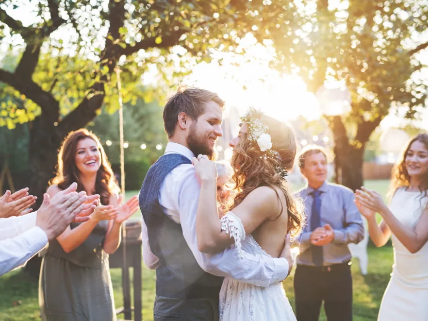 Goście weselni przybywają! Oto, jakie zasady savoir vivre'u obowiązują przy organizowaniu im noclegu