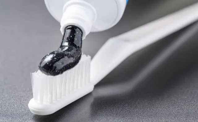 Czarna pasta na białe zęby – czy węgiel aktywny naprawdę wybiela?